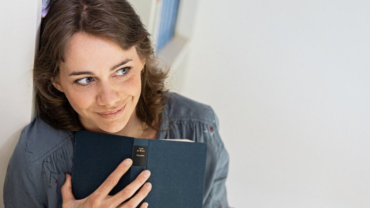 Frau liest OVB Stories