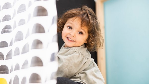 Lachendes Kleinkind – Sinnvoll sparen für Kinder mit einem Kindersparplan