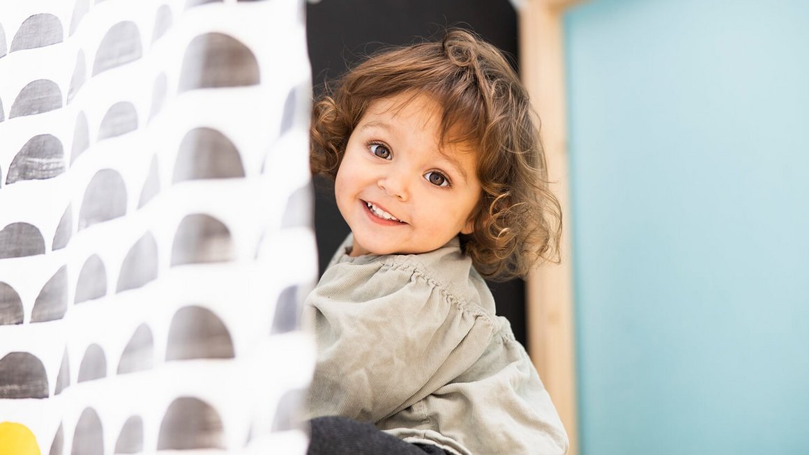 Lachendes Kleinkind – Sinnvoll sparen für Kinder mit einem Kindersparplan