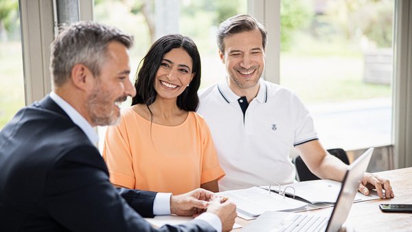 Finanzberater im Gespräch mit Paar