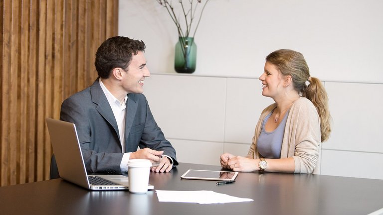 Kundin mit Berater am Tisch
