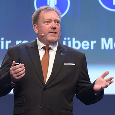 Beraterportrait Knud Dahlhoff, der auf der Bühne spricht