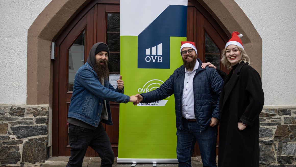 Vorweihnachtlicher Besuch der Einrichtung Tannenmühle im Erzgebirge (v. l. n. r.: Kevin L. (Tannenmühle), Maik Höpfner und Olivia Langwald (OVB))