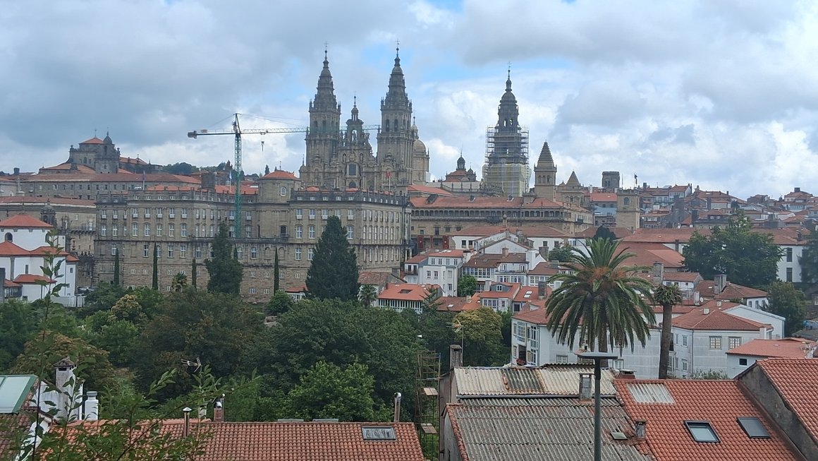 Pünktlich mit dem Glockenschlag um 12 Uhr erreichen die vier die Kathedrale von Santiago de Compostela. Pünktlich mit dem Glockenschlag um 12 Uhr erreichen die vier die Kathedrale von Santiago de Compostela.