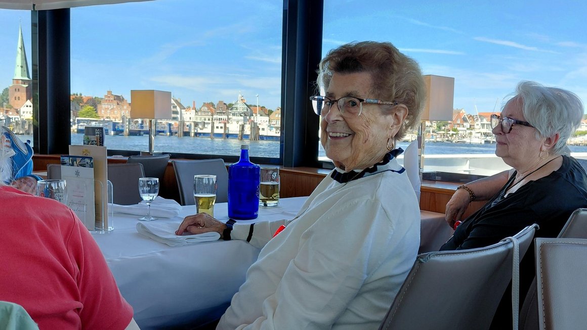 Den Blick übers Wasser schweifen lassen: Die Fahrt nach Travemünde bot viel Zeit zum Genießen und für besondere gemeinsame Momente.
