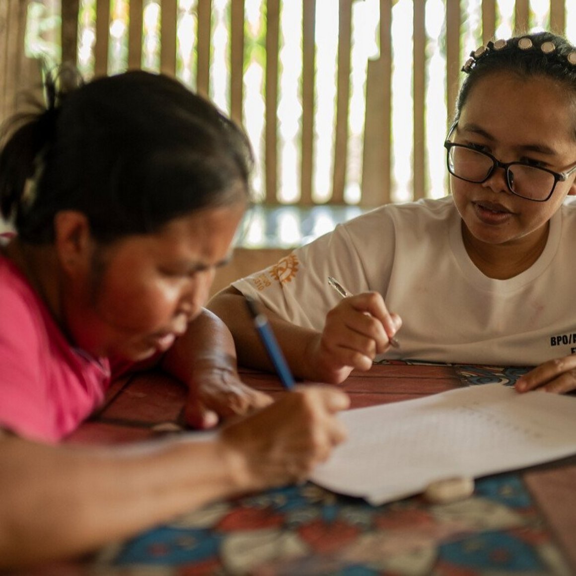 Ungkin Bin Maikol wuchs ab dem 13. Lebensjahr in einem von Mission 21 unterstützten Kinderheim auf. Heute erteilt sie in Zusammenarbeit mit Mission 21 in ihrem Heimatdorf in Malaysia Unterricht für Kinder und unterstützt Erwachsene dabei, amtliche Ausweise zu erhalten, damit diese ihre Landrechte geltend machen können. Bildrechte: Mission21, Fotografin: Rosa Panggabean