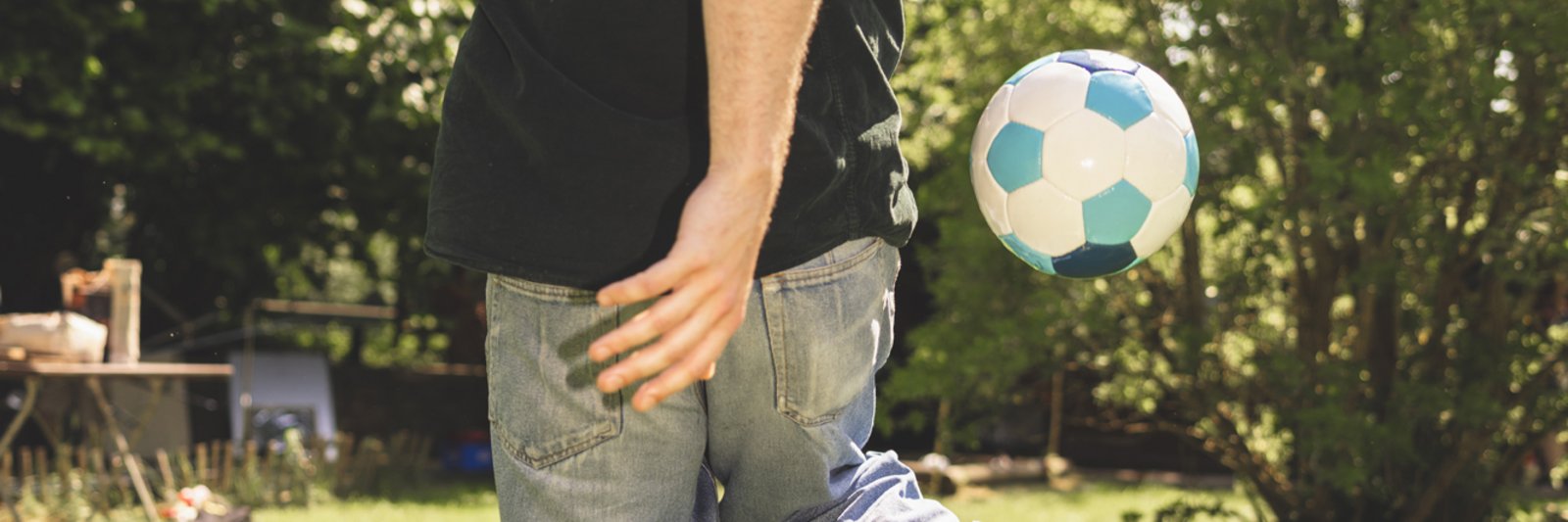 junge spielt Fussball