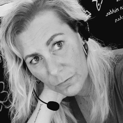 Beraterin telefoniert mit Headset