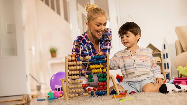 Junge Mutter spielt mit Sohn OVB