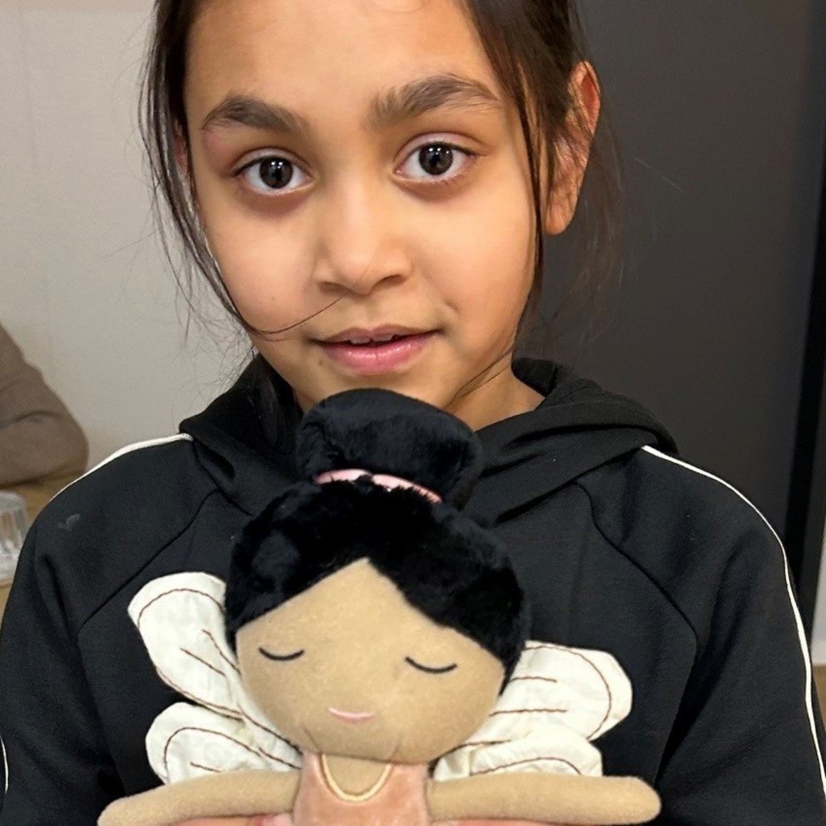 Ein Geschenk für die vor wenigen Tagen neugeborene Schwester