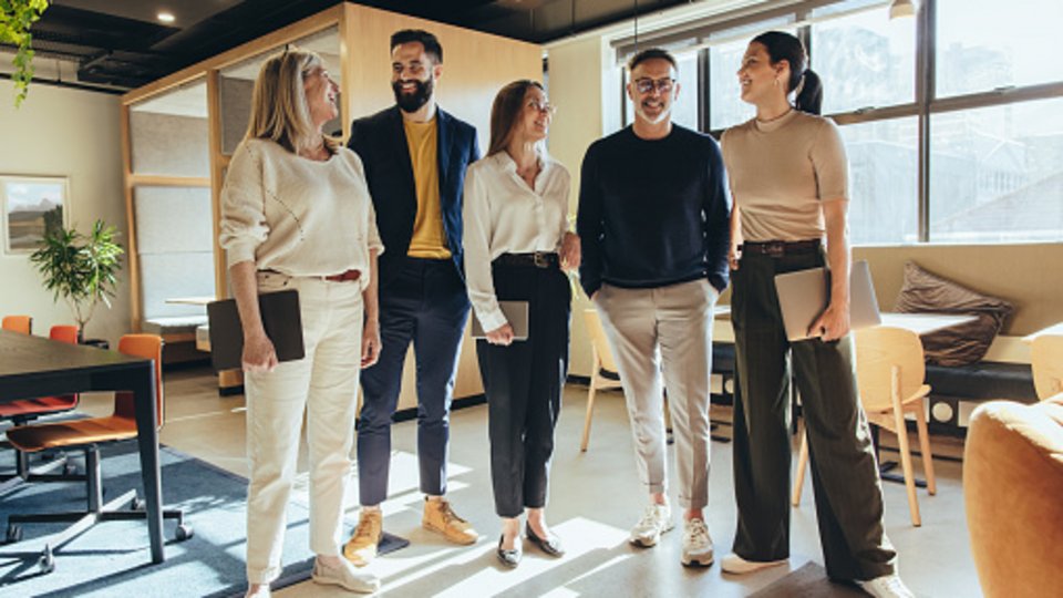 Gruppe von Kollegen im Büro