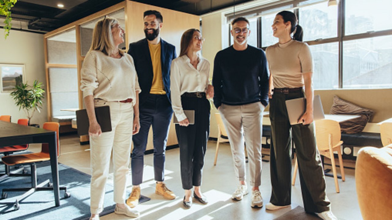 Gruppe von Kollegen im Büro