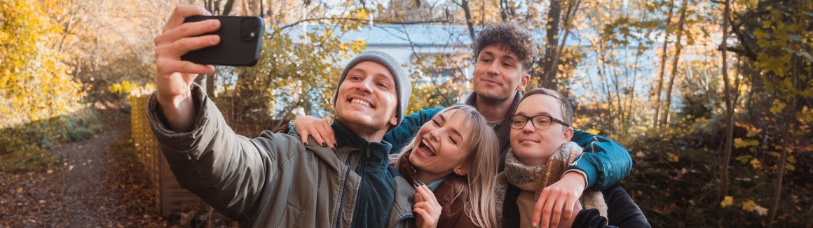 vier Freunde machen ein Selfie