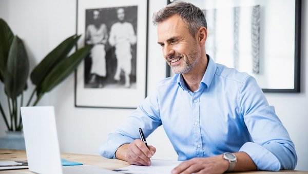 Mann arbeitet am Schreibtisch