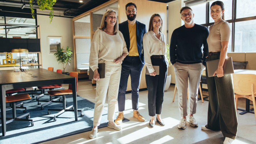 OVB Finanzberater im Teamgespräch