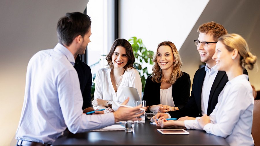 OVB Finanzberater im Teamgespräch