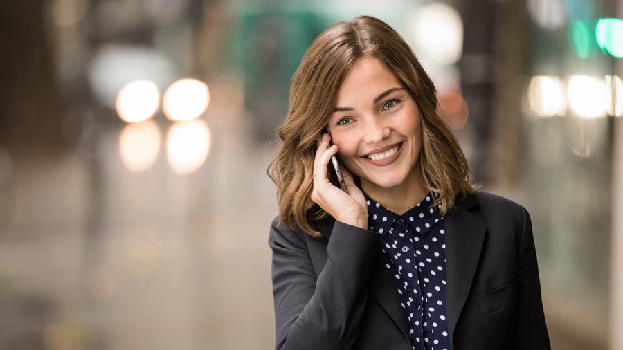 Zufriedene junge Frau bei telefonischer Finanzberatung
