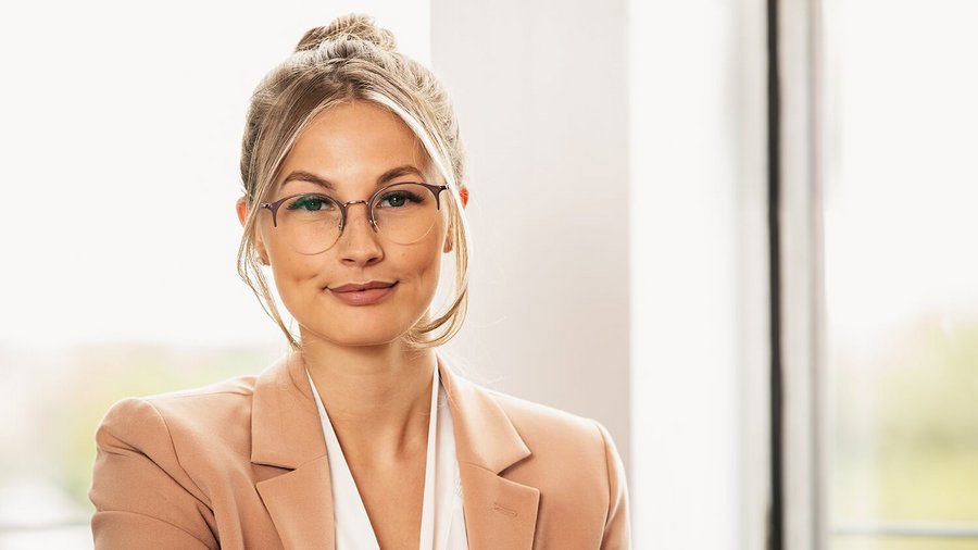 Junge Bewerberin mit Brille als OVB-Finanzberaterin