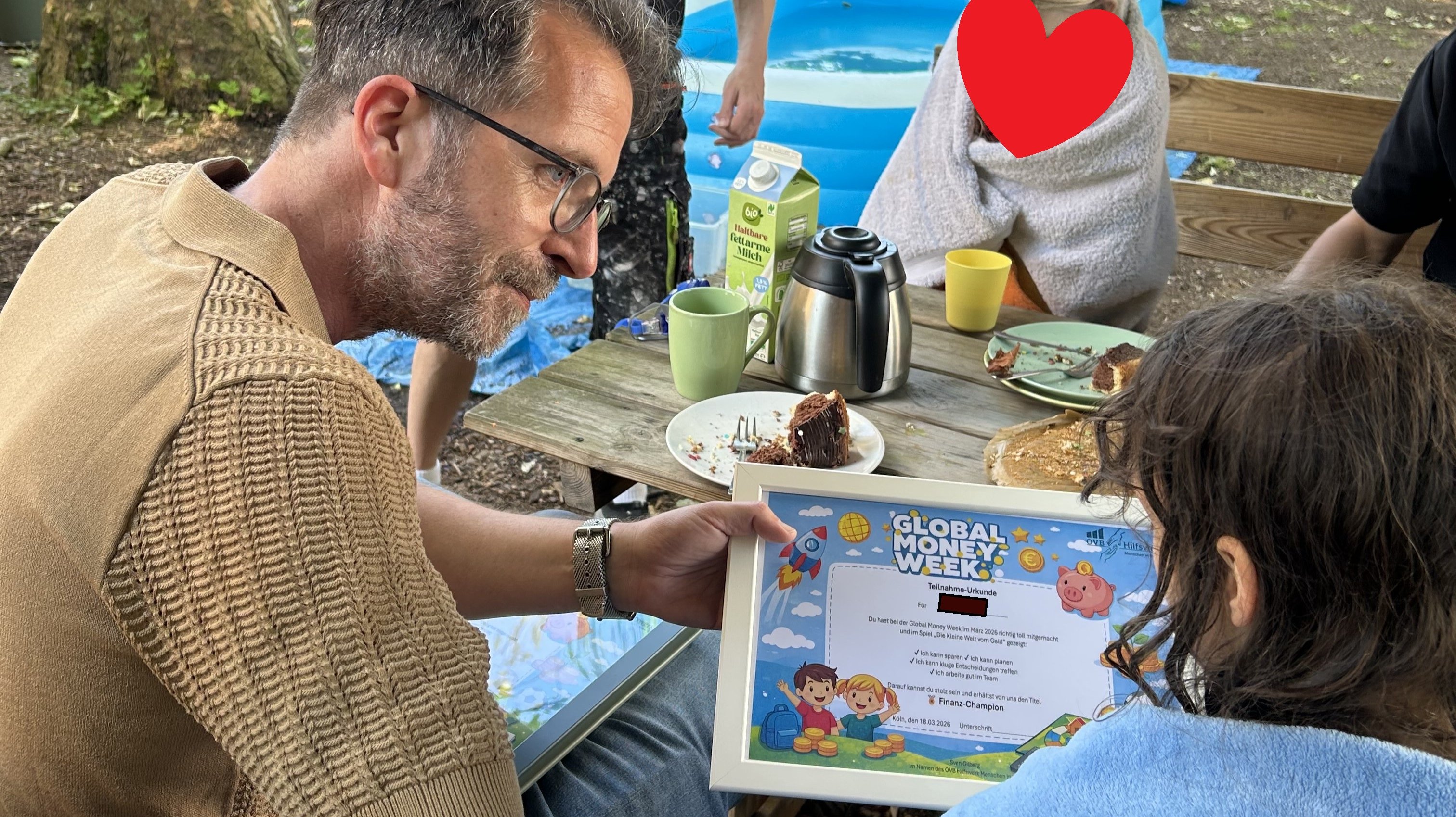 Stolz auf die eigene Leistung: Die Urkunden der GMW wurden schnell zu etwas, das die Kinder ihren Familien zeigen wollten