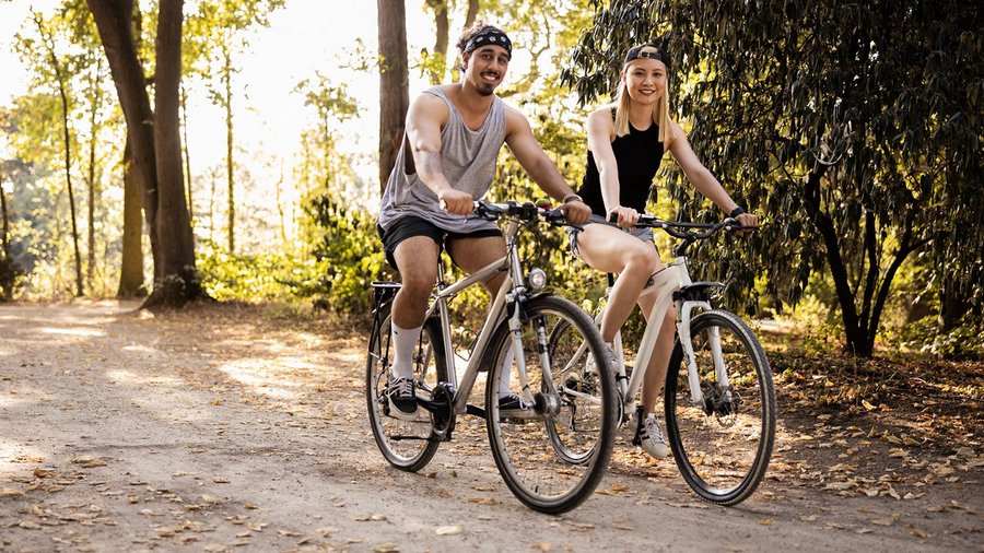 Paar genießt beim Radfahren die Mobilität und erhöhte Lebensqualität