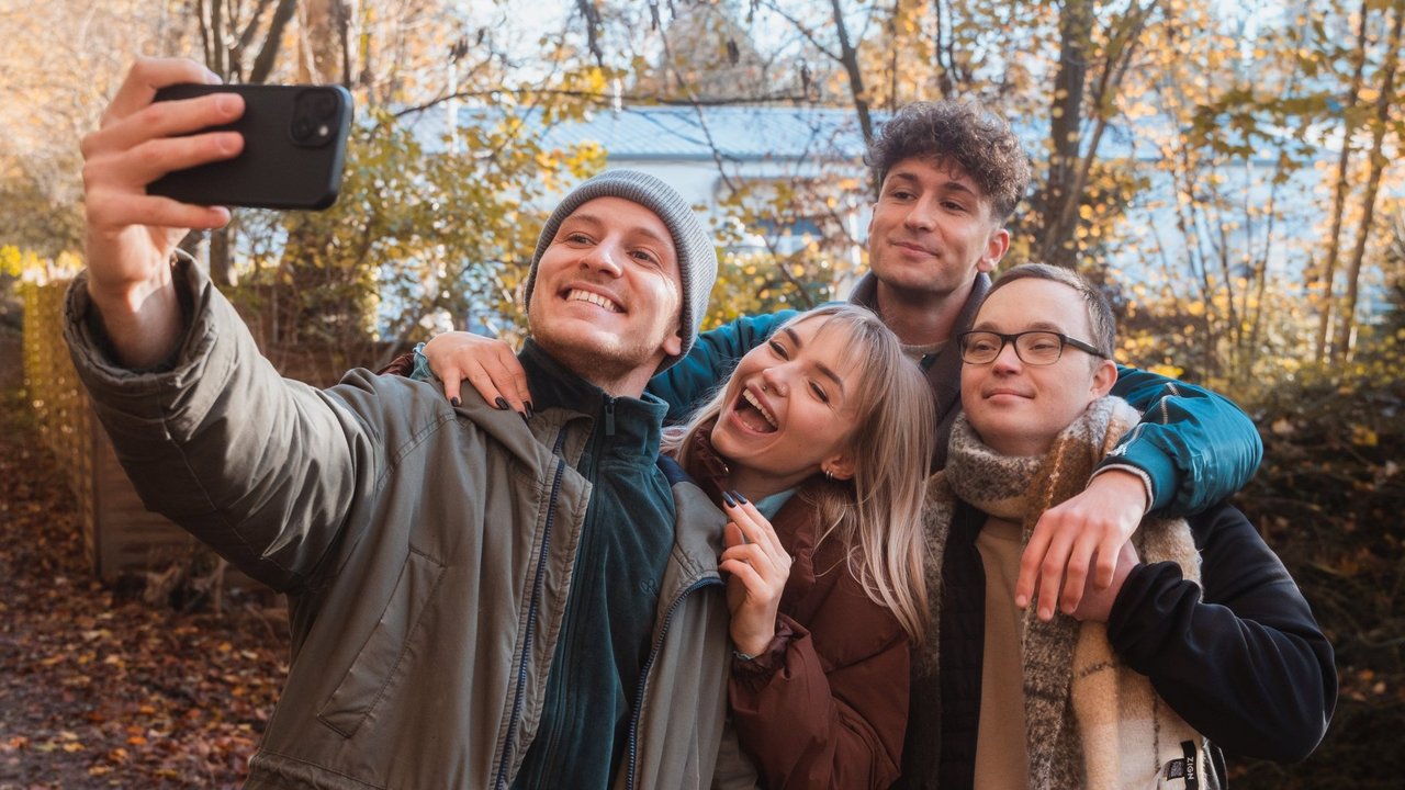 Freunde genießen das Leben OVB