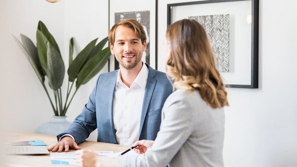 OVB Finanzberater mit Kundin im Büro