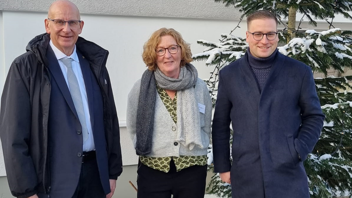 Besuch des Hospizes nach der Spendenaktion der OVB Direktion Schröck (V. l. n. r.: Wolfgang Schröck (OVB), Gabriele Ruggera (Geschäftsführerin Hospiz im Ahr-tal, Richard Gies (OVB))