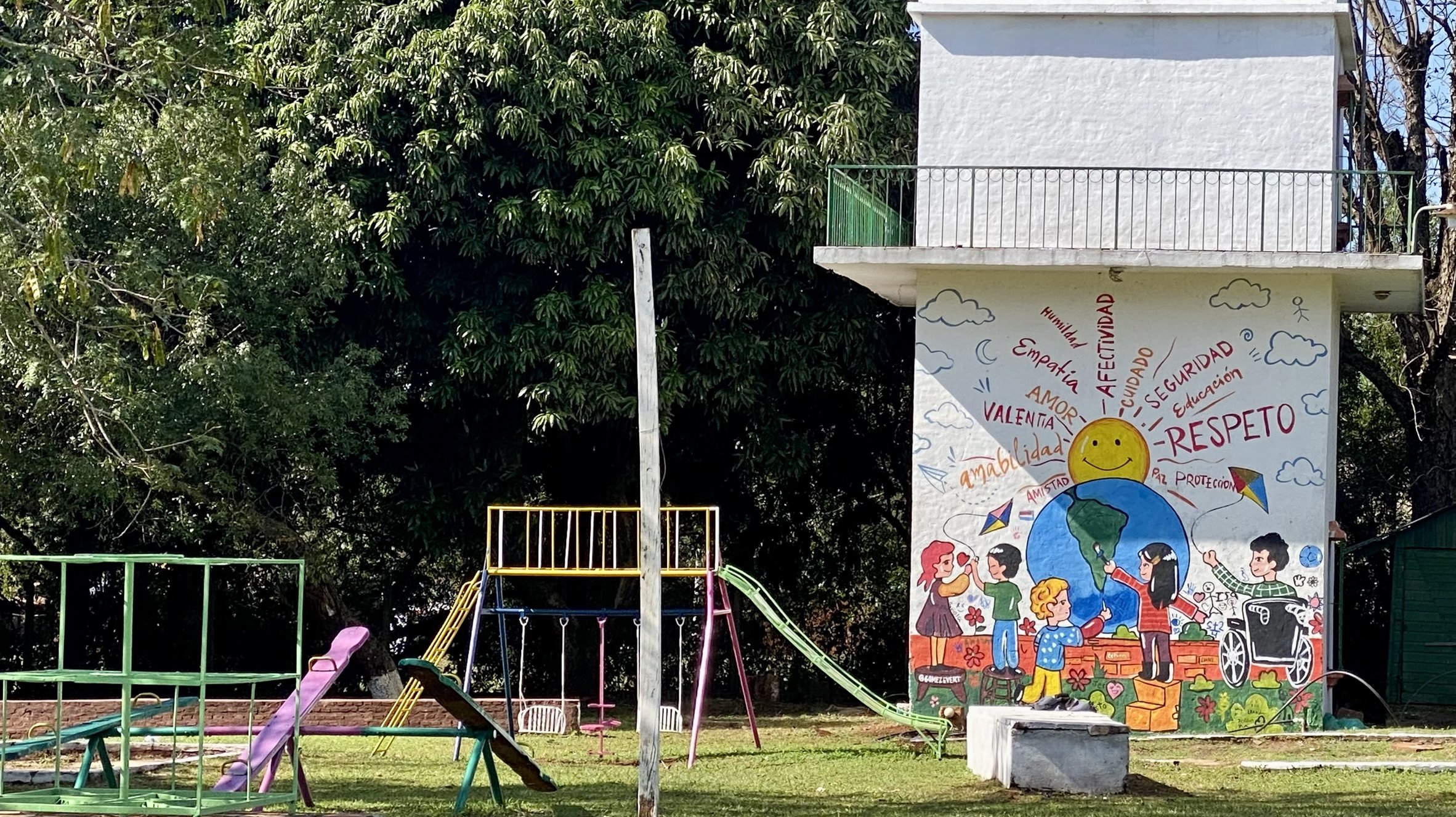 Alle Angebote des SOS-Kinderdorfes stehen jeder Familie gemäß dem Motto „Ojoykére“ offen. Das indigene Wort auf Guarani bedeutet so viel wie „Gemeinsam Seite an Seite“.