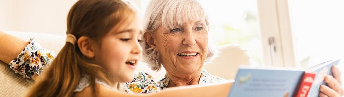 Oma und Enkelin auf der Couch