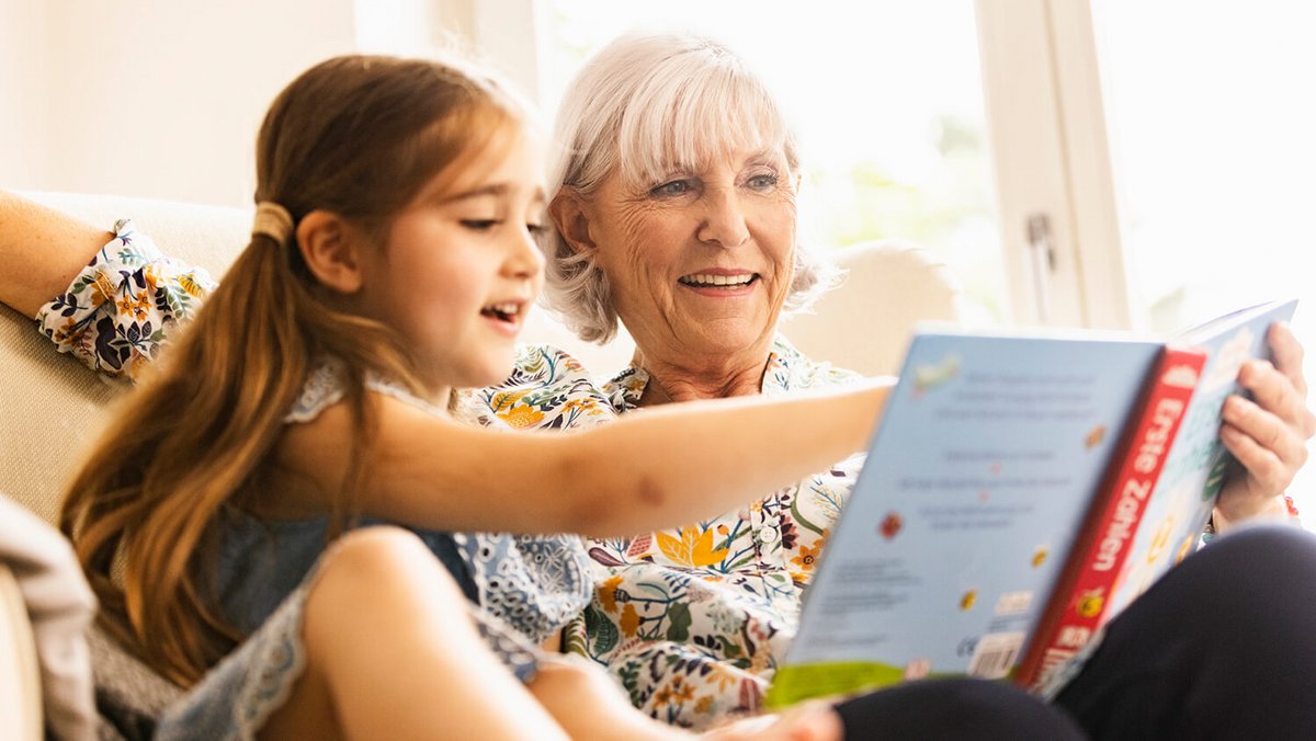 Oma mit Enkelin auf der Couch OVB