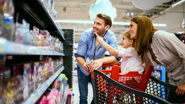 Familie kauft im Supermarkt ein Familie kauft im Supermarkt ein