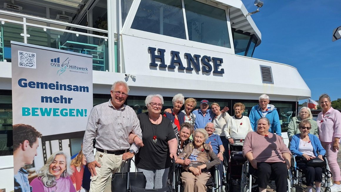 Bereit für eine »Reise ohne Koffer«: Die Ausflugsgruppe des Lotti-Tonello-Hauses kurz vor dem Ablegen nach Travemünde.