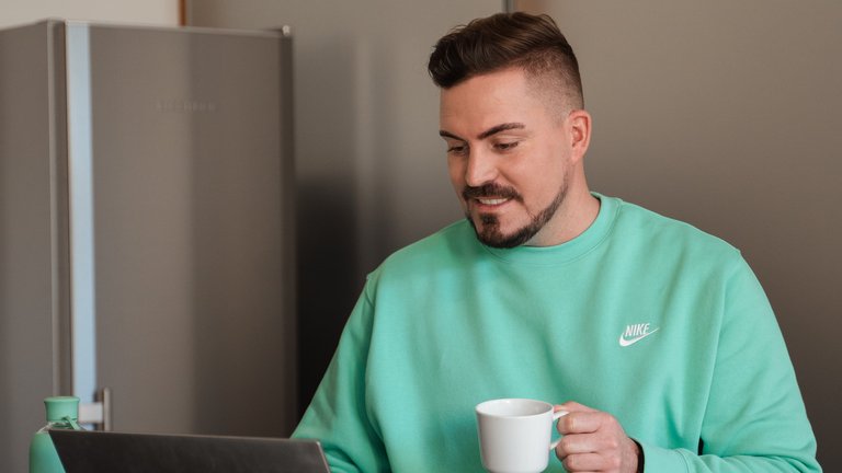 Finanzberater beim Tee und bei der Arbeit