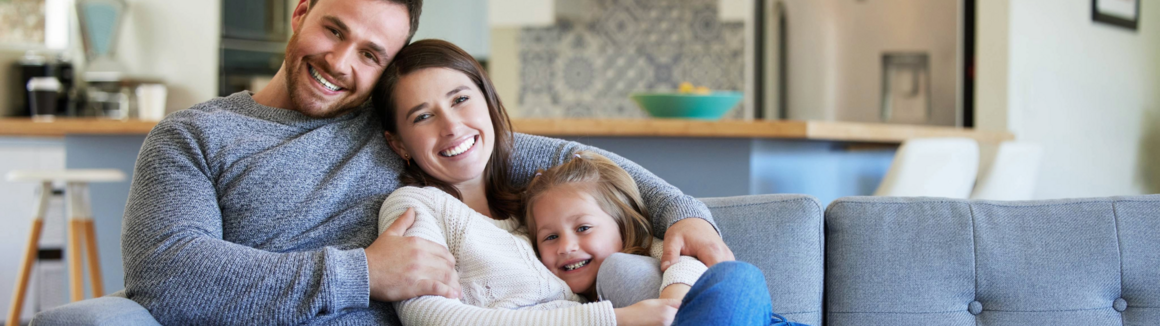 Familie auf Sofa