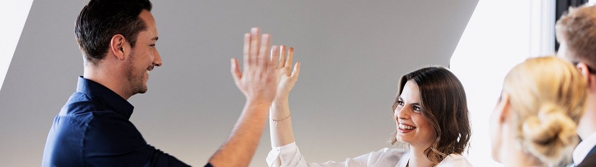 high five zwischen Kollegen