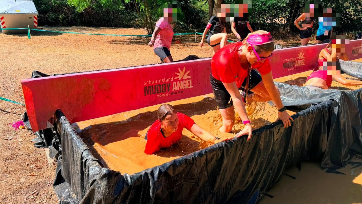 Schlamm, Wasser, Kletterhindernisse und Balancepassagen: Der Muddy Angel Run macht aus fünf Kilometern einen echten Hindernisparcours. Schlamm, Wasser, Kletterhindernisse und Balancepassagen: Der Muddy Angel Run macht aus fünf Kilometern einen echten Hindernisparcours.