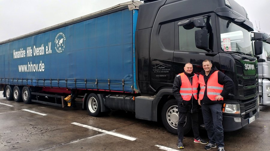 Andreas Birker und Frank Müller (v. l. n. r.) sind Mitglieder des Vereins Humanitäre Hilfe Overath e. V.