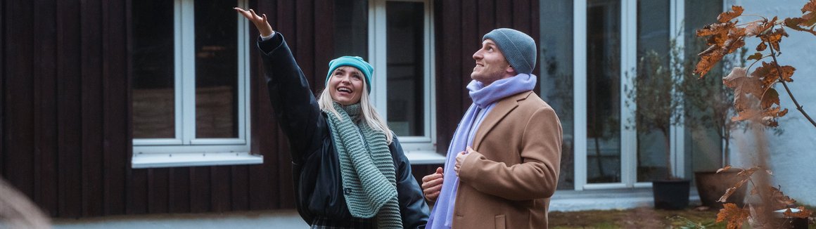 ein Mann und eine Frau im Herbstlaub