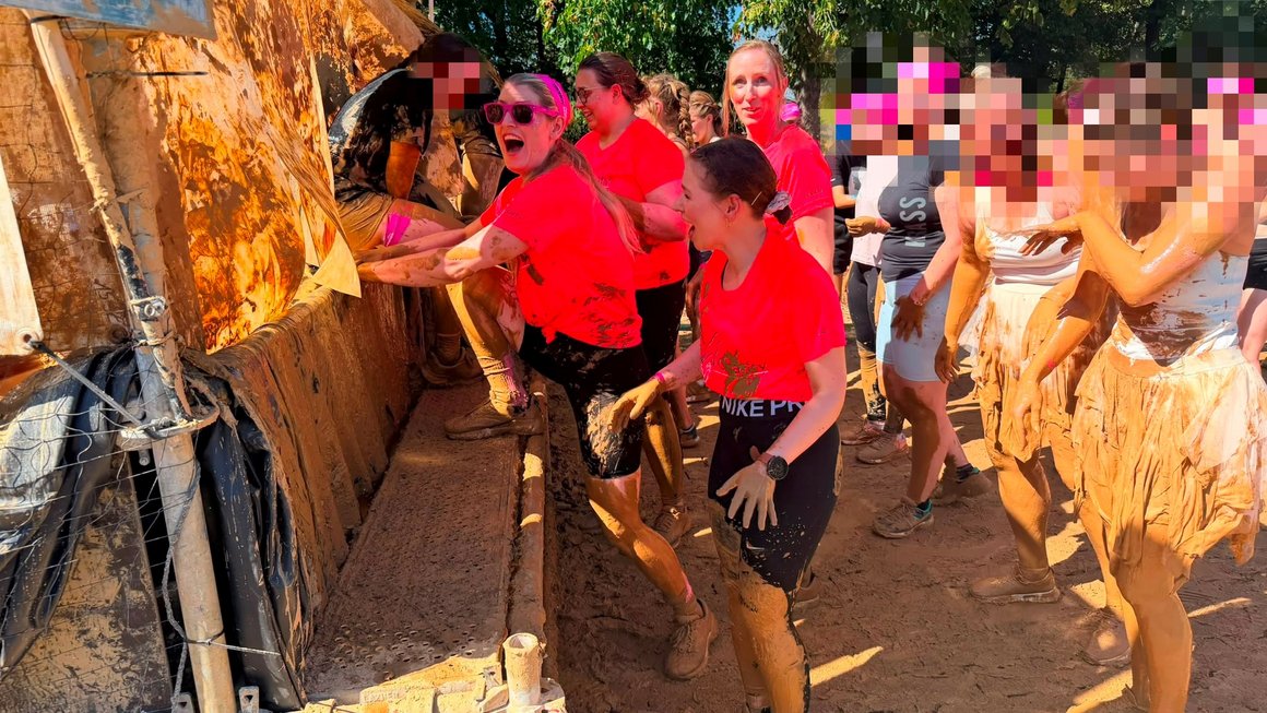 Zwischen Hindernissen und Schlamm bleibt vor allem eins nicht auf der Strecke: der Spaß. Zwischen Hindernissen und Schlamm bleibt vor allem eins nicht auf der Strecke: der Spaß.