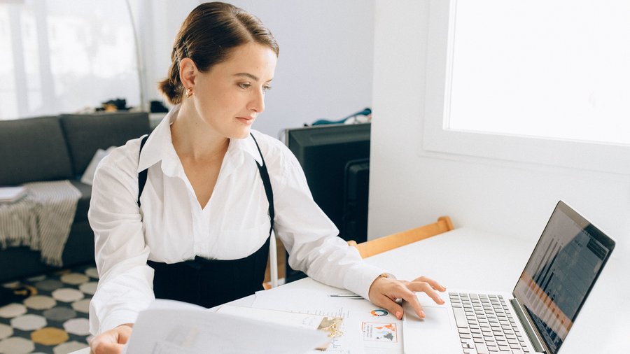 Frau am Laptop