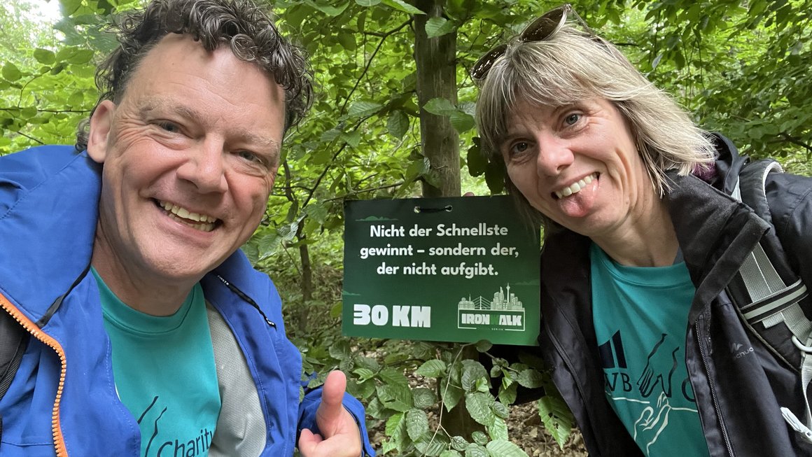 Hendrik und Julia – 20 Kilometer vor dem Ziel. Hendrik und Julia – 20 Kilometer vor dem Ziel.