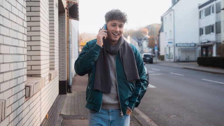 Mann, der telefoniert und lächelt