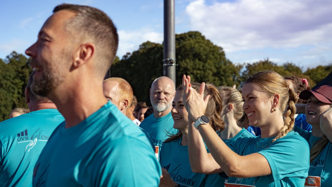 Abklatschen, anfeuern, auf geht’s. So Fühlt sich B2Run im Team an. Abklatschen, anfeuern, auf geht’s. So Fühlt sich B2Run im Team an.