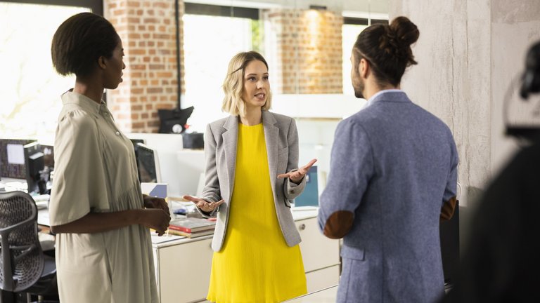 drei Mitarbeiter unterhalten sich 