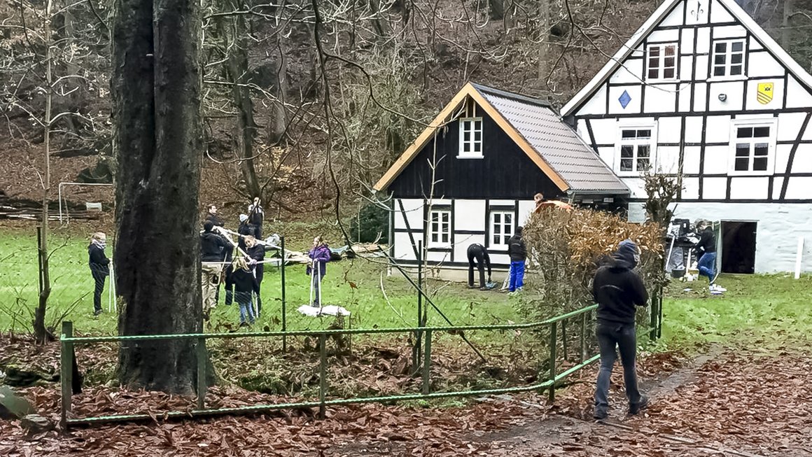 Zwei Fachwerkhäuser des Fördervereins der Pfadfinder im Hammertal e. V. mit Leuten davor auf einer grünen Wiese.