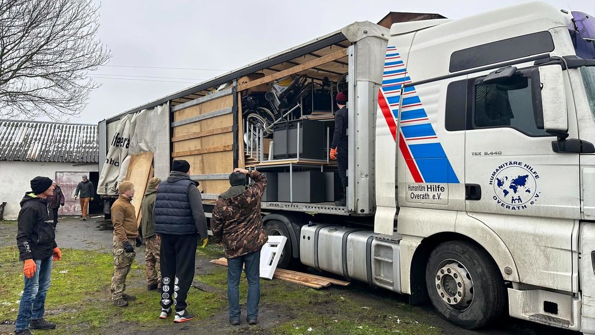 Entladung des Hilfskonvois in Chmelnyzkyj (Ukraine), rund 320 km im Landesinnern