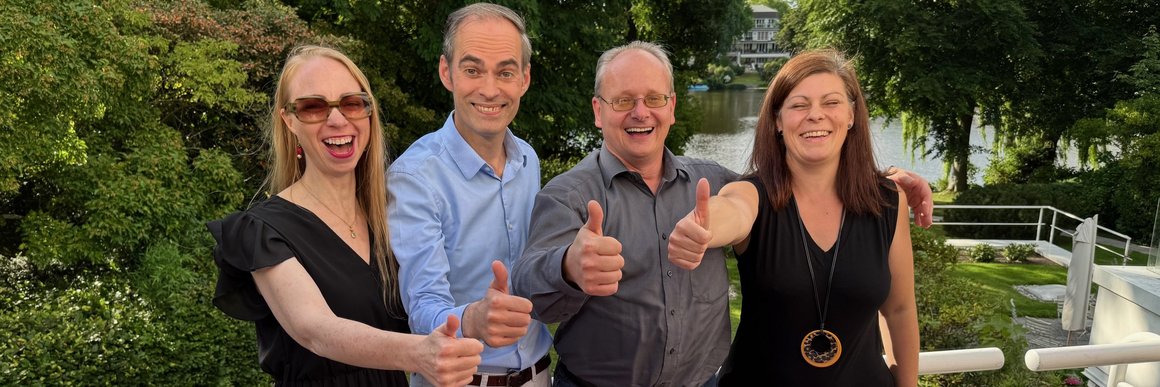 Team Schulze mit Daumen nach oben Team Schulze mit Daumen nach oben