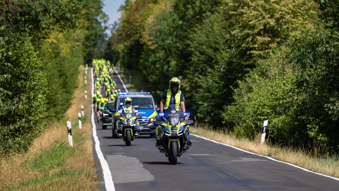 Überlandfahrt, begleitet von einer Polizeieskorte auf dem Weg zum nächsten Etappenziel, Copyright Pierre Johne Überlandfahrt, begleitet von einer Polizeieskorte auf dem Weg zum nächsten Etappenziel, Copyright Pierre Johne