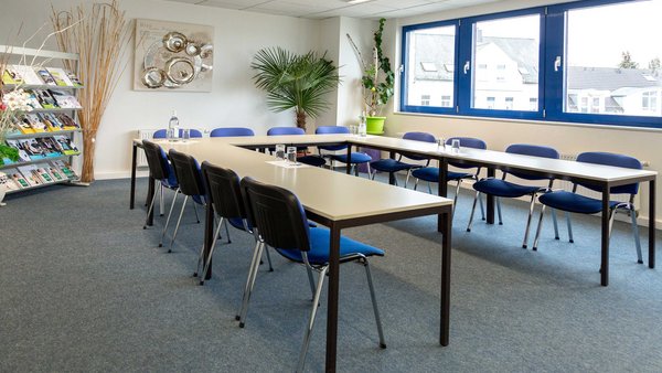 Büroraum mit Konferenztisch