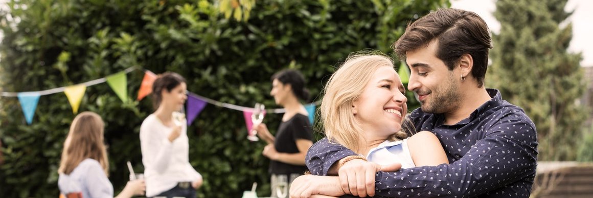 Verliebtes Paar bei Gartenparty